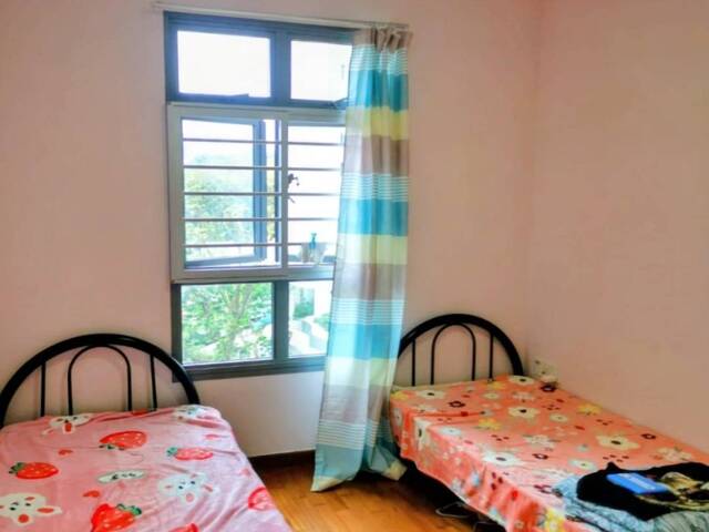 Looking for 1 female tenant/ Master bedroom/Rent include electricity, Internet, Aircon/Can cook/ mrt