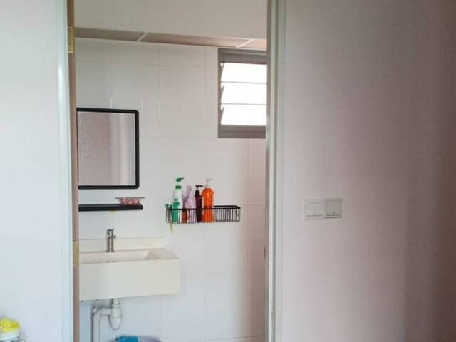 Looking for 1 female tenant/ Master bedroom/Rent include electricity, Internet, Aircon/Can cook/ mrt