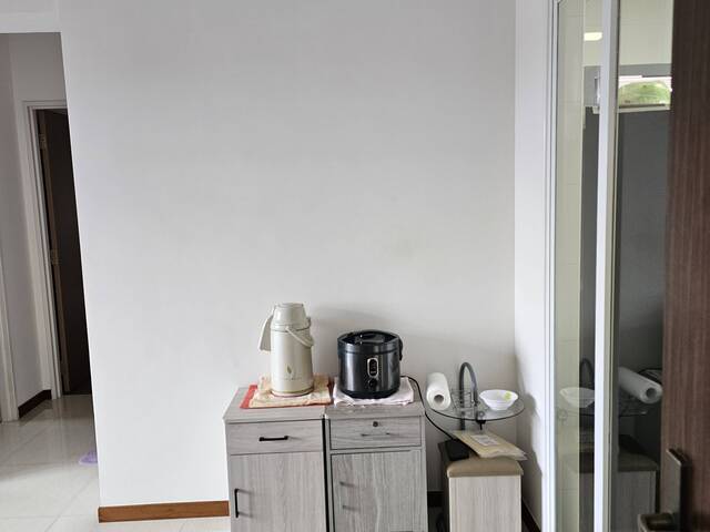 Looking for 1 female tenant/ Master bedroom/Rent include electricity, Internet, Aircon/Can cook/ mrt