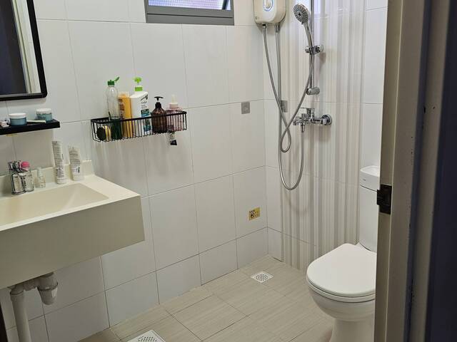 Looking for 1 female tenant/ Master bedroom/Rent include electricity, Internet, Aircon/Can cook/ mrt