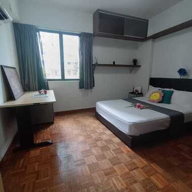 Tiong Bahru MRT - Big Queen Room for Rent . Available Immediate