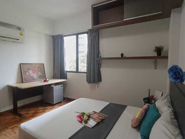 Tiong Bahru MRT - Big Queen Room for Rent . Available Immediate