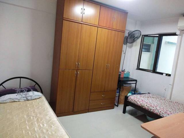 Common room at 105 Henderson crescent for rent! Aircon wifi!