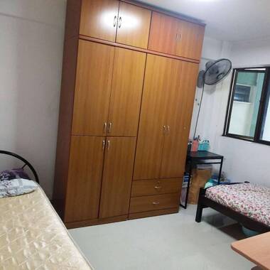 Common room at 105 Henderson crescent for rent! Aircon wifi!