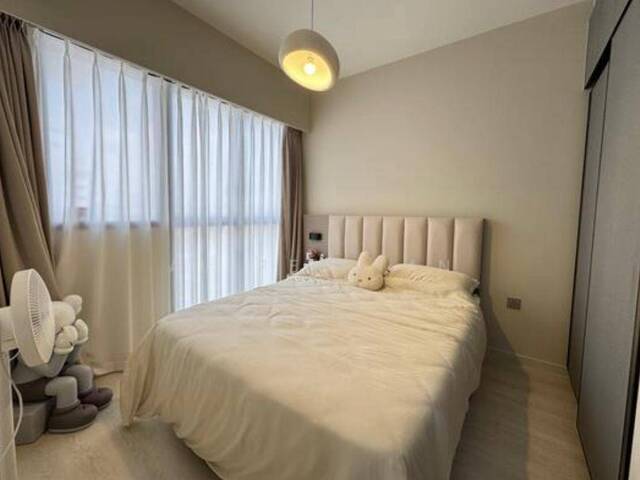 Fully furnished 1 + study condo unit with balcony for rent