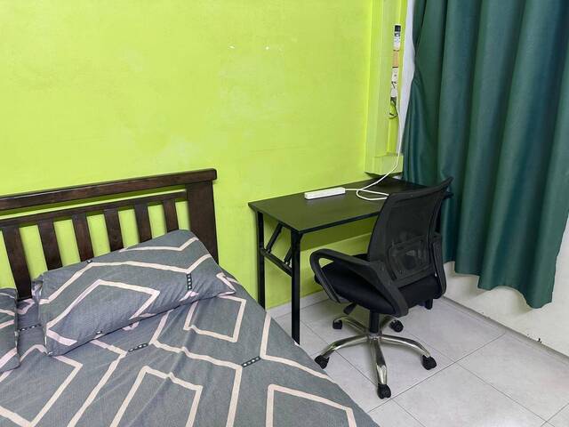 Ang mo kio Ae 10 , Between markets and shops. 700 meters MRT