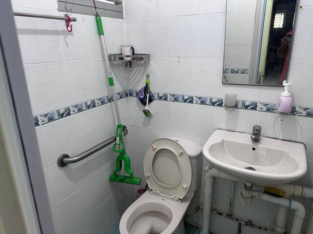 Ang mo kio Ae 10 , Between markets and shops. 700 meters MRT