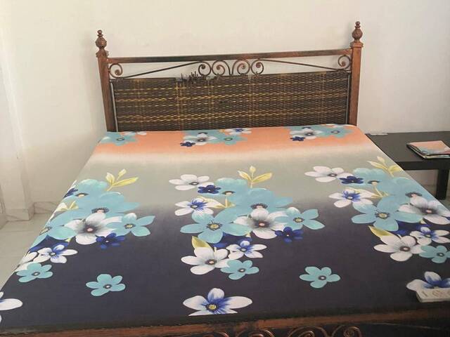 Top-Floor Room with En Suite Bathroom, AC & WiFi – Windy, Built-In Wardrobe