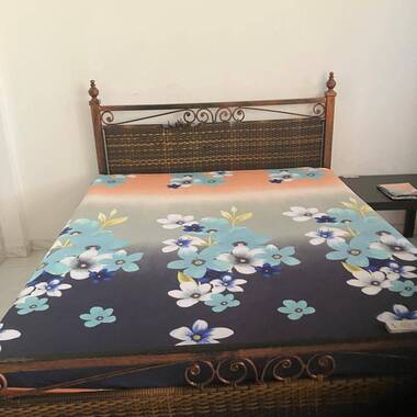 Top-Floor Room with En Suite Bathroom, AC & WiFi – Windy, Built-In Wardrobe