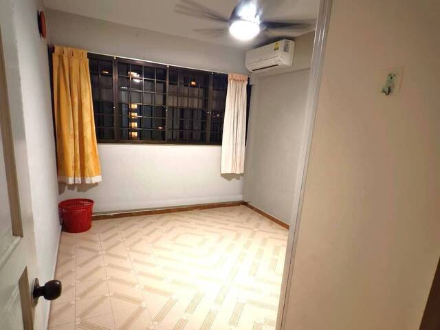 Common room for rent at Blk 269B Queen Street, Near to Bugis MRT! NO AGENT FEE