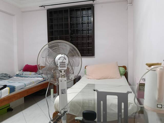 female sharing @ Chinatown