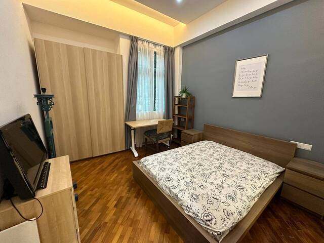Condo master bedroom ideal for commuting to CBD and NUS.