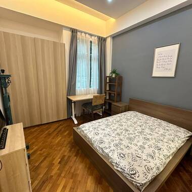 Condo master bedroom ideal for commuting to CBD and NUS.