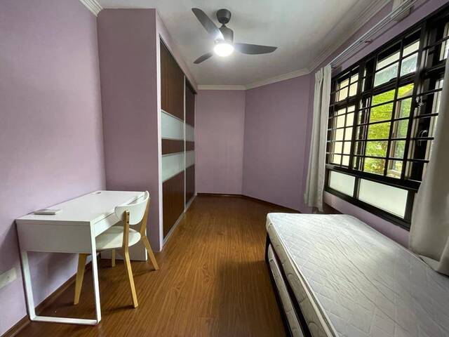 2min walk to Redhill MRT full female no owner