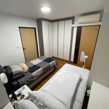 Looking for 1 female to share with in master room