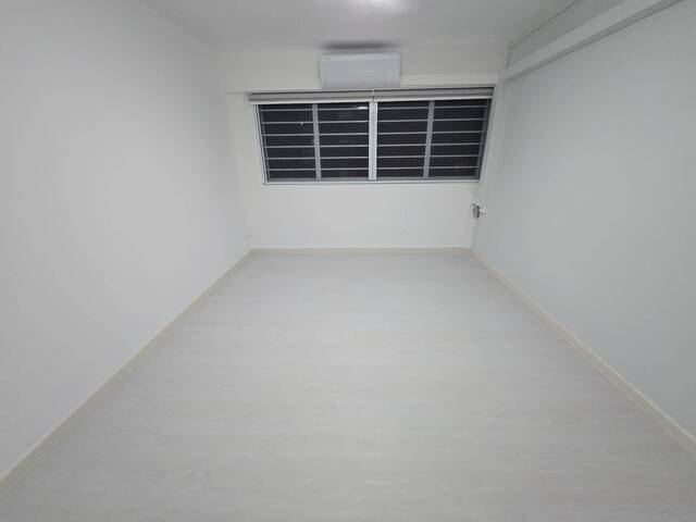 High floor, clean and windy room for rent. No agent fees.