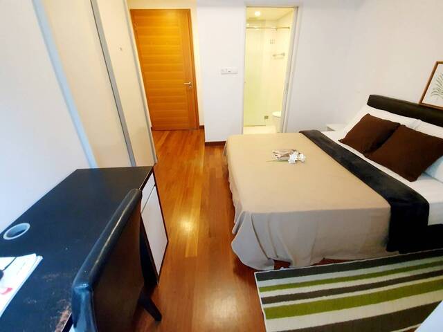 En-Suite Jr Master Room , Raffles Place MRT - CBD
