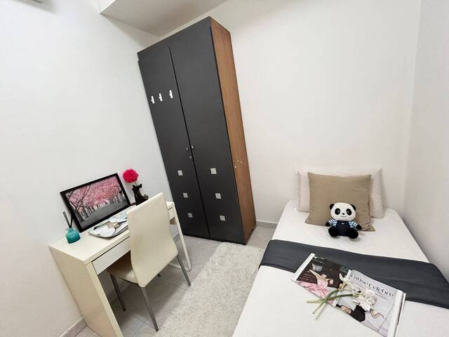 Tiong Bahru MRT 2 Mins Walk,Full Condo Facilities - Queen Room - Immediate Available