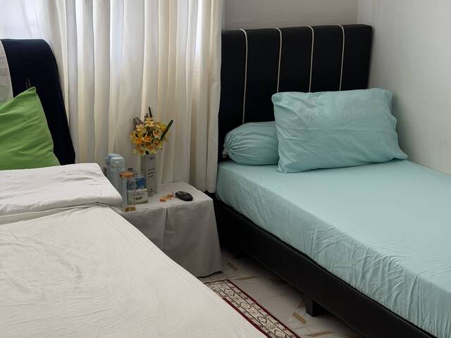 Looking for 1 female tenant to share in 1 room