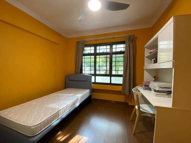 2min walk Redhill MRT Common bedroom