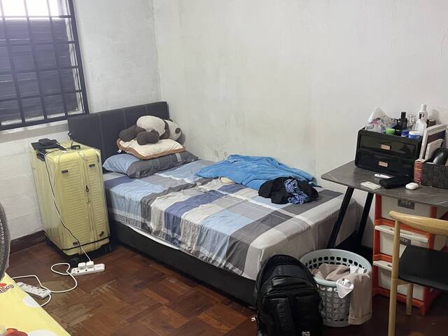 Looking for a male roommate (a common room for 2 pax, total 5 persons including you in the house)