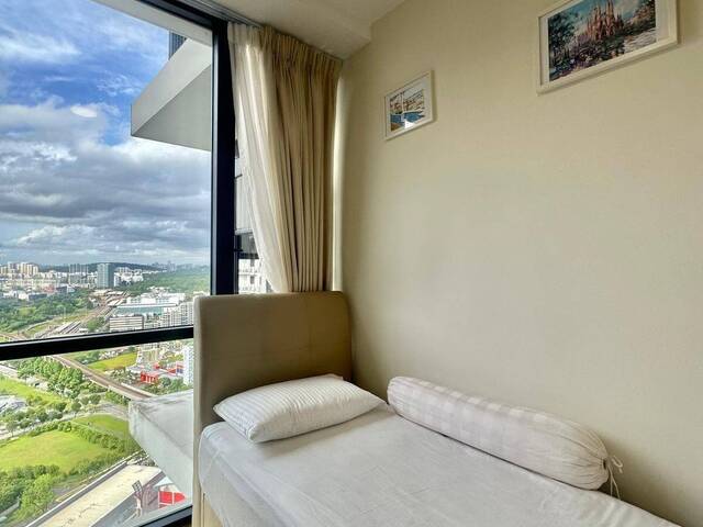 NUS SIM Cozy stay @ Clementi Condo– Trilinq, beside Clementi MRT, very near to NUS, Nan Hua, SIM Uni