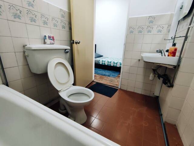 Master Ensuite w/ attached Bathroom