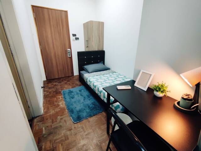 Master Ensuite w/ attached Bathroom