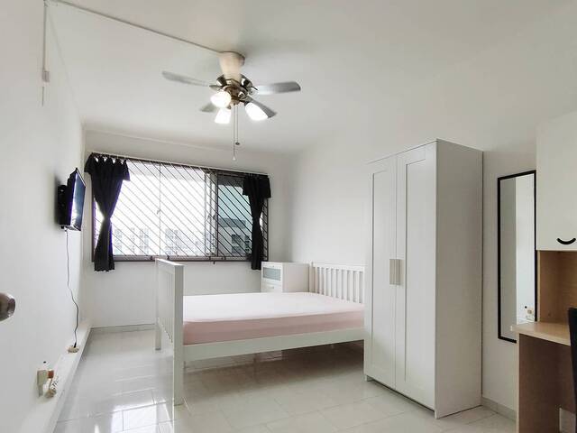 Super chill top floor room in Simei Road! Just a short 5 min walk to the mall and MRT.