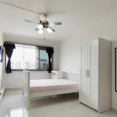 Super chill top floor room in Simei Road! Just a short 5 min walk to the mall and MRT.