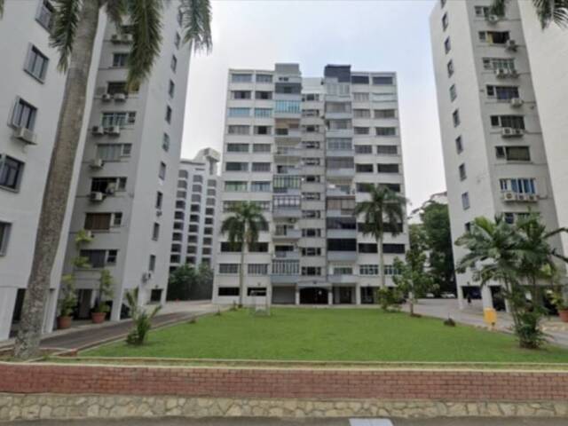 1Master ensuite & 2 Common Rooms with Balcony, privacy, no owner at Kim Sia Court, Near few Mrt