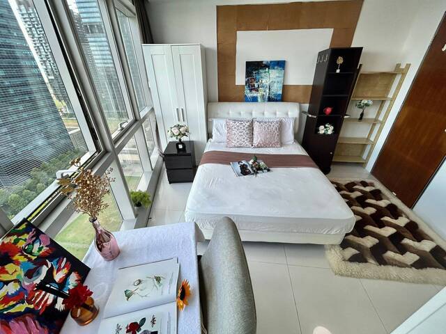 Newly Funrish Queen Room with Private Bathroom - CBD / Marina One/ Raffles Place