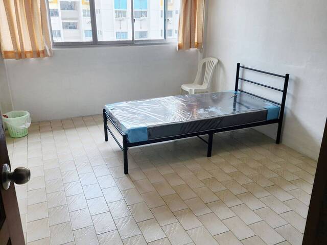 Blk 109 Jalan Bt Merah - $800 for 1 guy (WiFi) - CORNER SPACIOUS ROOM
