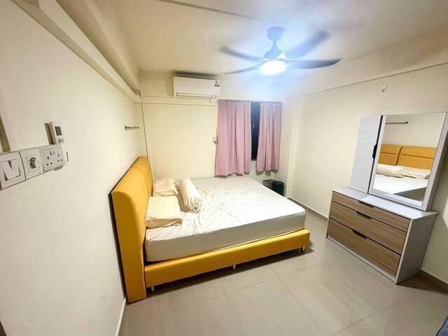 Common room at 74 whampoa drive for rent! Aircon wifi!