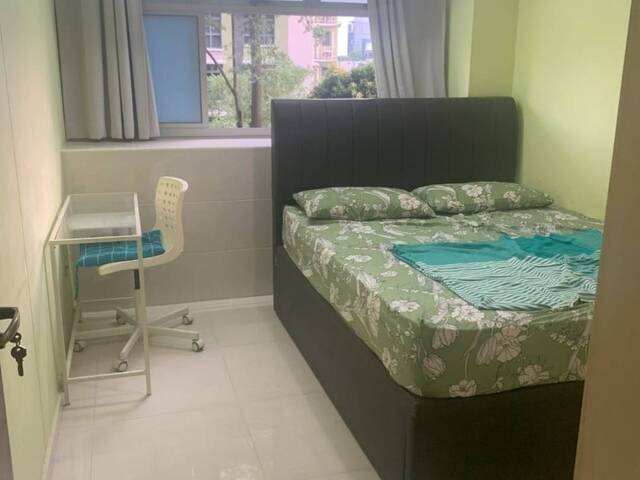 Newer flat, 3mins walk to Queenstown MRT, common room at blk52 Strathmore Avenue