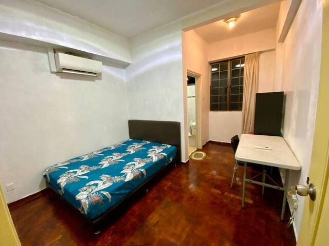 Room for Rent / Paya Lebar, Aljunied, Dakota MRT / Master Room / Available Immediately