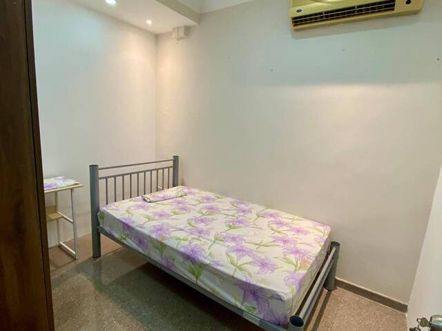 Room for rent / Kembangan, Eunos MRT/ Common room / 1-2 pax stay/ Available 15 Jan