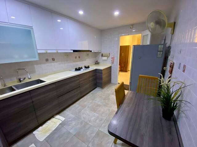 Room for rent / Kembangan, Eunos MRT/ Common room / 1-2 pax stay/ Available 15 Jan