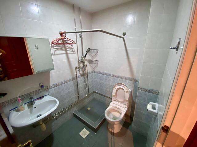 Room for rent / Kembangan, Eunos MRT/ Common room / 1-2 pax stay/ Available 15 Jan