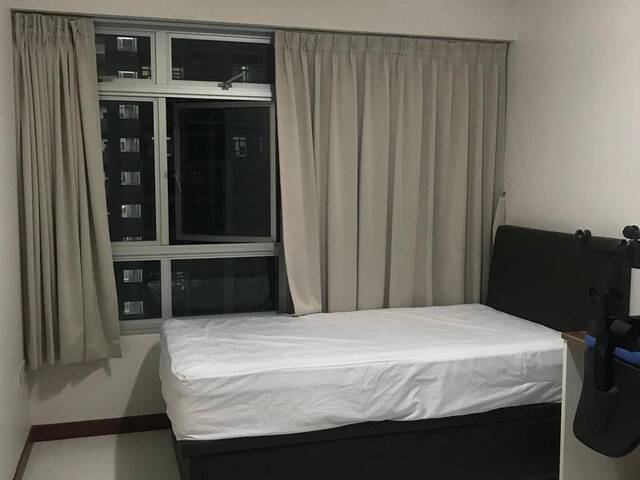 Blk 23 Ghim Moh Link - $1000 for 1 guy (aircon + wifi) - walk to MRT