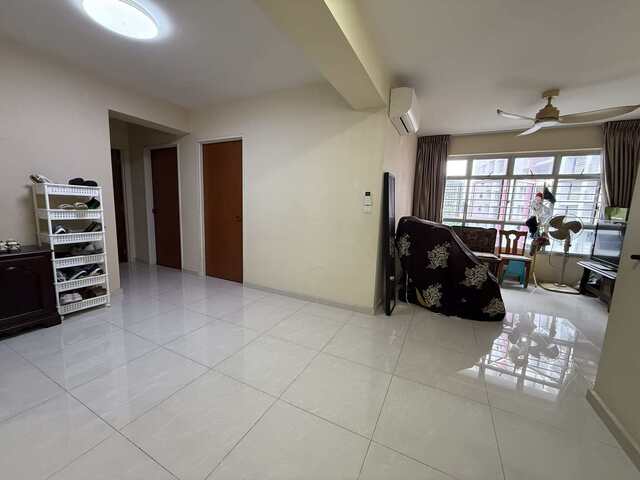 coomon room available immediately 1100 sgd couple/single