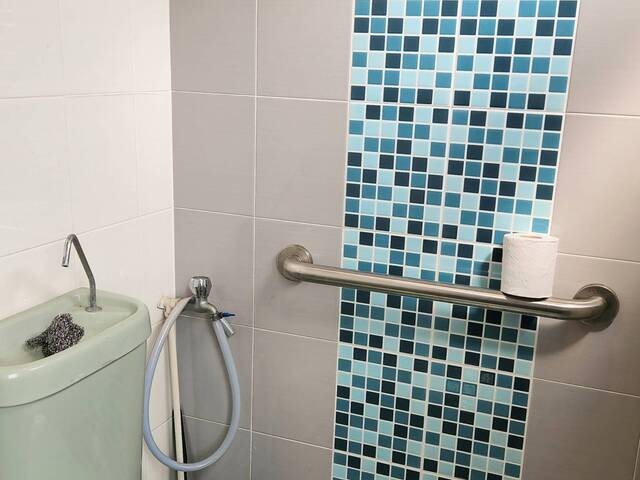 5 mins walk to Macpherson MRT