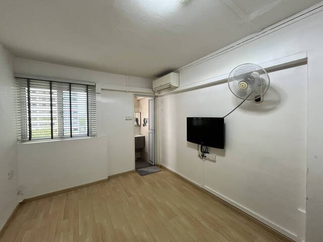 Master Room @ Blk 329 Clementi Ave 2, High Flr, A/C, WIFI, Near MRT & Amenities