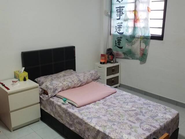 Looking for male Chinese only. Near to Bedok North/Bedok MRT. Coffeeshops & supermarkets.