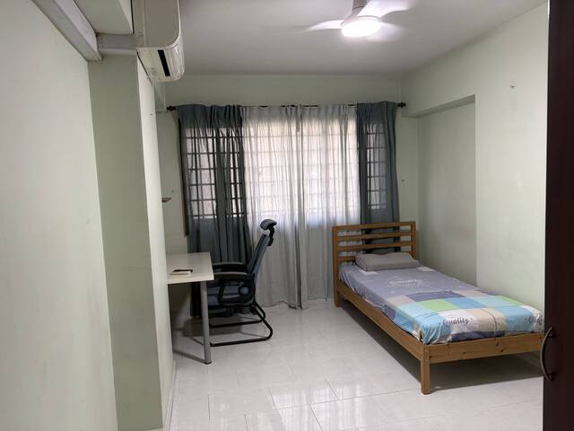 Big room, immediate, 5 mins walk from CCK mrt/Lot 1, nice environment