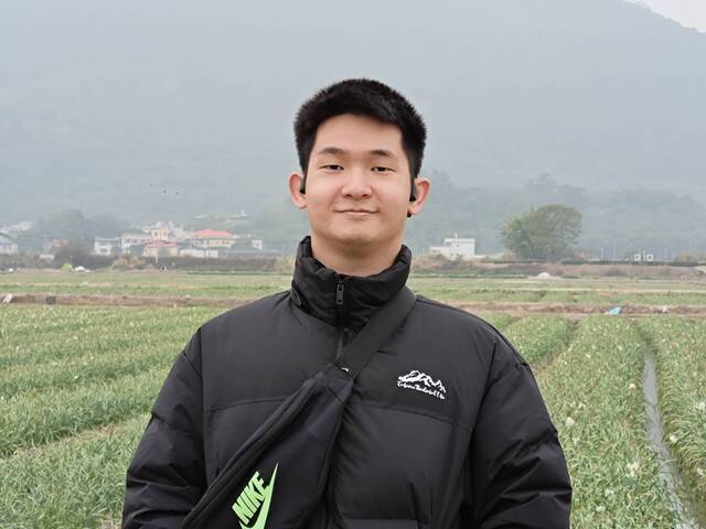 Paul Chang is looking for a room in Lavender