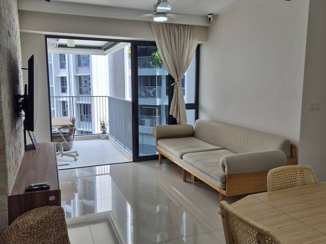 Well maintained unit with covered walkway to Clementi MRT station