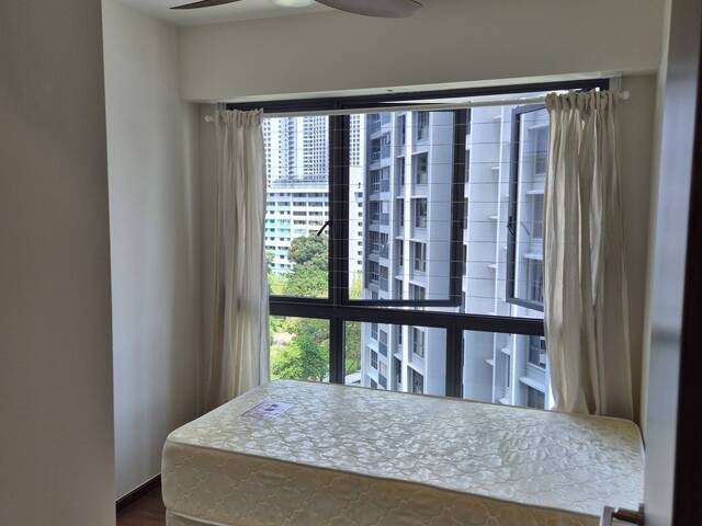 Well maintained unit with covered walkway to Clementi MRT station