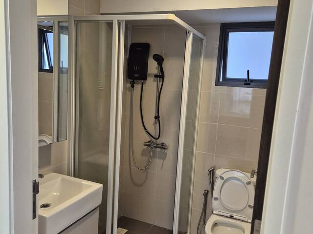 Well maintained unit with covered walkway to Clementi MRT station