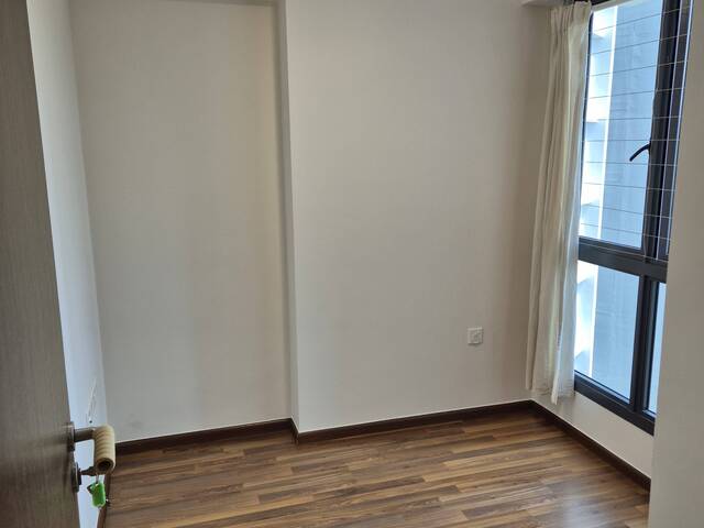 Well maintained unit with covered walkway to Clementi MRT station